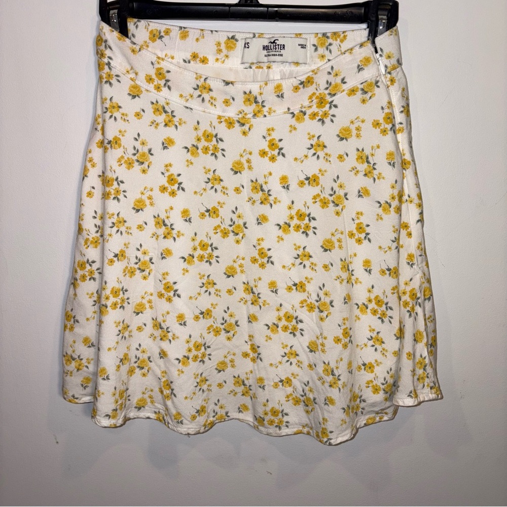 Hollister Women's Skater Skirt in White/Yellow Floral mini skirt Fairy XS